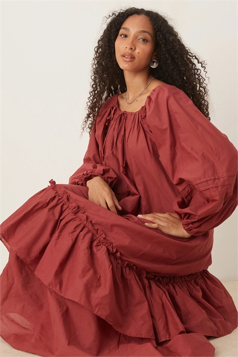 Макси-платье с рюшами на V-образном вырезе и многослойным подолом артикул 142393715