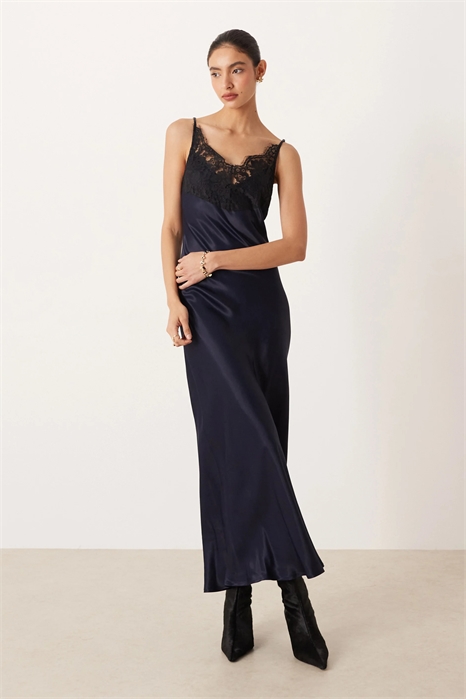 Макси-платье из атласа с кружевным лифом и бретелями артикул 152625338