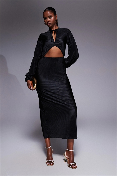 Плиссированное платье средней длины с вырезом и бантиком спереди артикул 148634138