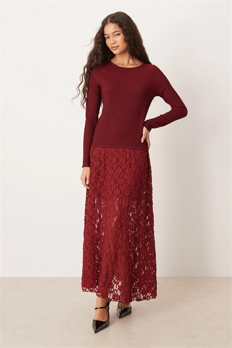 Платье средней длины с длинными рукавами, заниженной талией и кружевной юбкой артикул 152669873