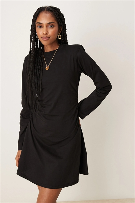 Повседневное мини-платье с длинными рукавами и зауженной талией, украшенное накладками на плечах артикул 150045522