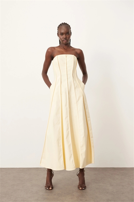 Макси-платье-бандо из плотной хлопчатобумажной ткани с декоративными швами артикул 135737095