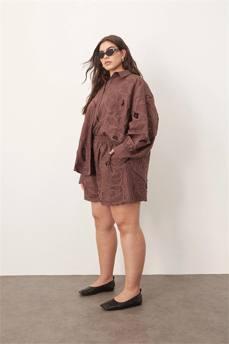 Шорты из хлопка с вырезами и зеркальной цветочной вышивкой co-ord артикул 140622593