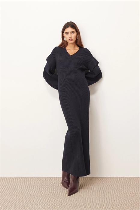 Макси-платье из ребристого трикотажа с V-образным вырезом и декором на плечах артикул 144438402