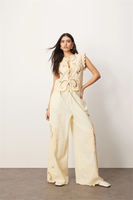 Хлопковые брюки с вырезами и вышивкой, прямой крой артикул 140697629