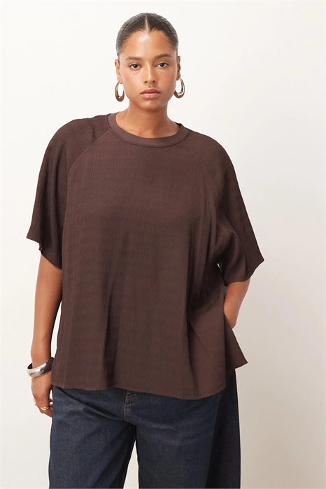 Футболка с рагланными рукавами и гибридной фактурной отделкой артикул 147016209