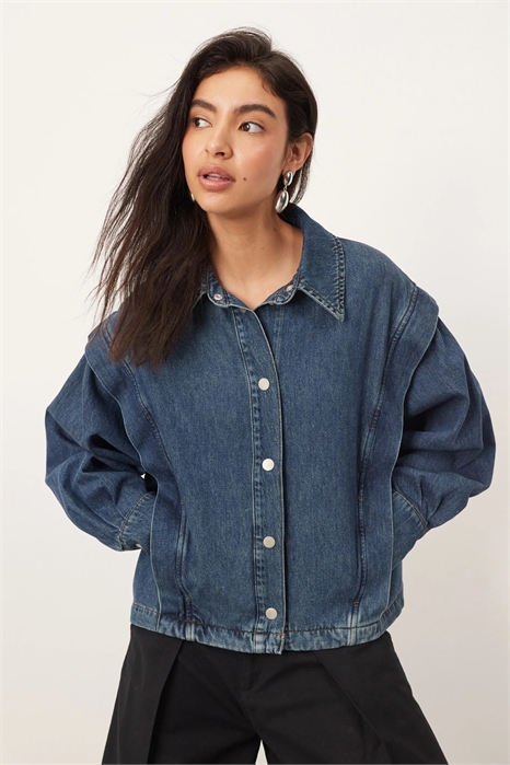 Джинсовая рубашка-куртка прямого кроя с складками артикул 144764305