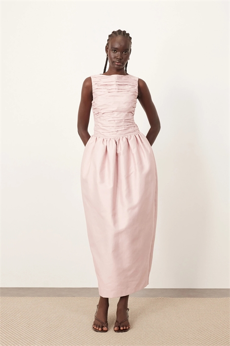 Макси-платье из структурированного атласа с затянутой талией артикул 143752713