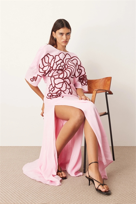 Современное макси-платье в стиле «ти-пок» с низкой спинкой и линейной цветочной вышивкой артикул 147560478