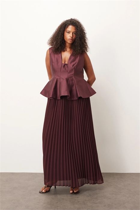 Макси-платье с завышенной талией и выпуклой линией, с контрастной плиссированной юбкой артикул 148917662