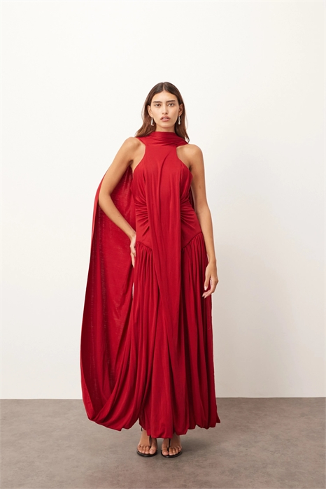 Макси-платье с шарфом на шее, драпированным подолом и открытой спиной артикул 148917455