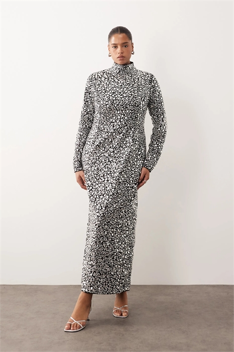 Макси-платье с высоким воротником, длинными рукавами и текстурными пайетками артикул 149547923