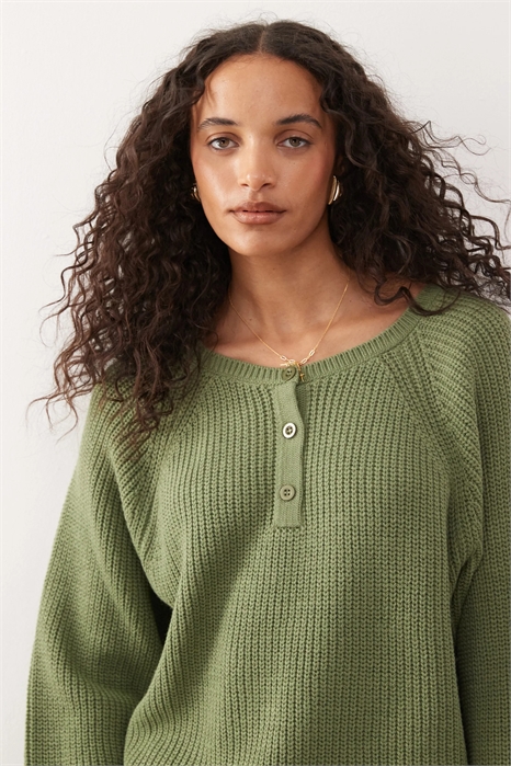 Вязаный свитер с раглановыми рукавами и пуговицами артикул 150268680