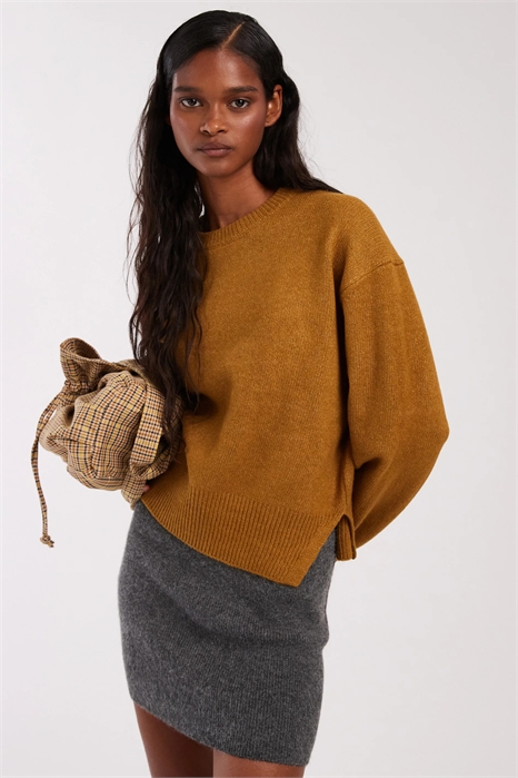 Свободный свитер с круглым вырезом и боковыми разрезами артикул 142116054