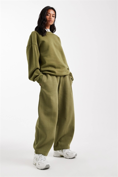 ASOS DESIGN Джоггеры с зауженными брючинами и отворотом внизу артикул 147904749