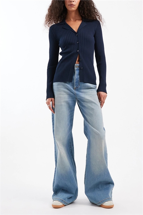 Джинсы с широкими брючинами из эластичного материала с изгибами артикул 152670321