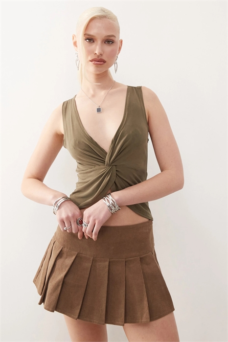 Топ с изящным вырезом и закрученными деталями артикул 143373990