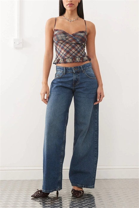 Просторные джинсы с широкими брючинами и заниженной талией артикул 141069377