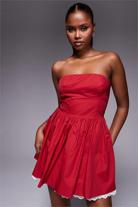 Эксклюзивное мини-платье-скатер из поплина с высоким содержанием хлопка, с бандо и контрастным кружевным подолом артикул 140592538