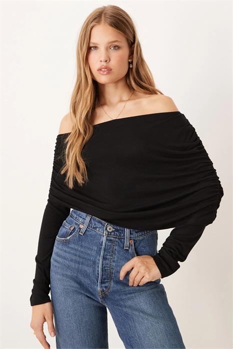 Топ с длинными рукавами, скошенными плечами и драпировкой артикул 148379554