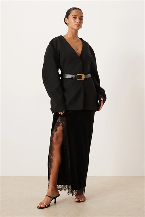 Укороченная бархатная юбка-макси с боковым разрезом и шнуровкой артикул 152667270