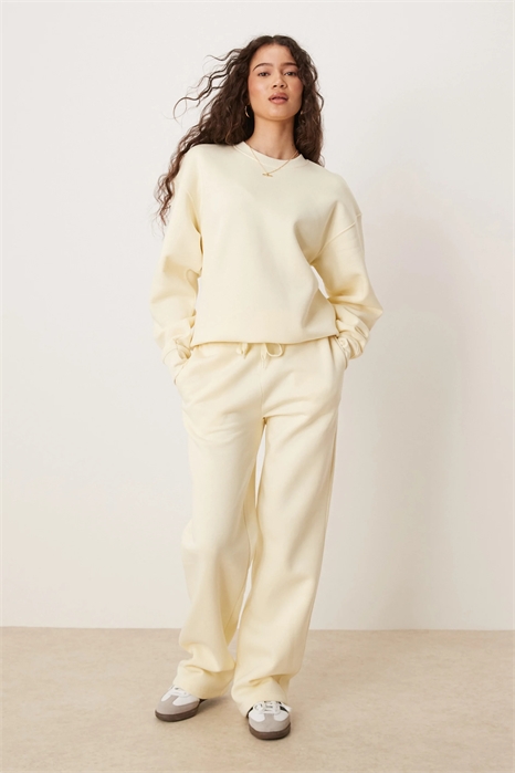 Комбинируйте джоггеры с прямыми брючинами артикул 147141759