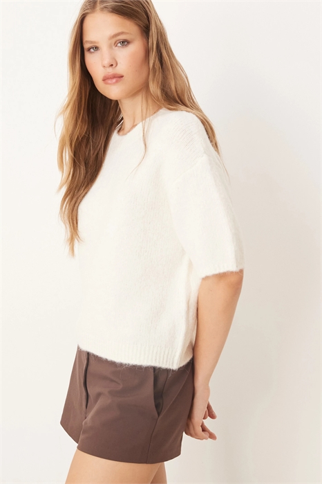 Трикотажный топ средней плотности с короткими рукавами и круглым вырезом артикул 149246989