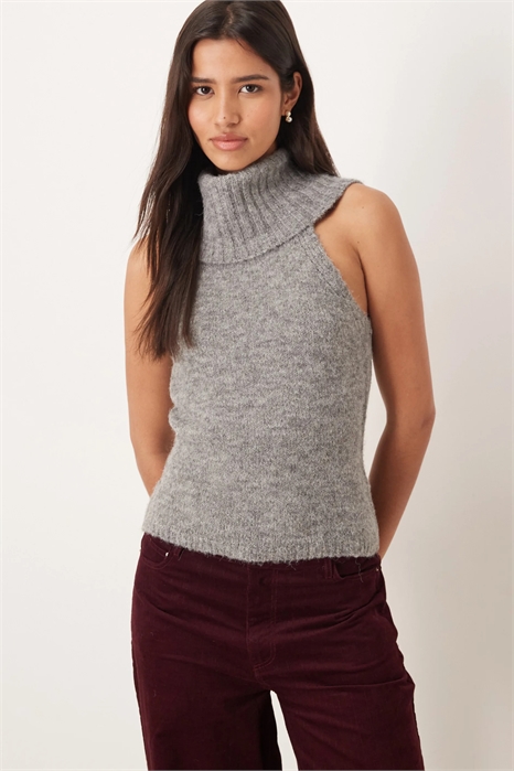 Толстовязеная вязаная майка с высоким воротником артикул 151526292