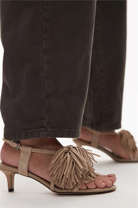 Кожаные туфли-слингбеки с открытым носком на низком каблуке и бахромой в виде помпонов артикул 142974869