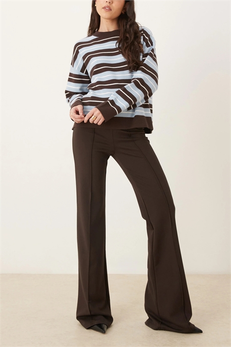 Деталь шва на брюках клеш артикул 154263497