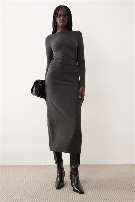 Макси-платье с лодочным вырезом, сборками на талии и длинными рукавами артикул 154263540