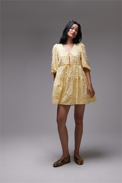 Мини-платье с вышивкой, завязкой спереди и многослойным подолом артикул 143326374