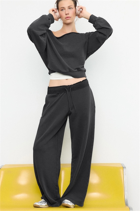 Брюки-джоггеры прямого кроя с эффектом потертости артикул 155639469