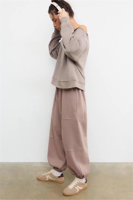 Джоггеры с пушистыми шариками артикул 155639651