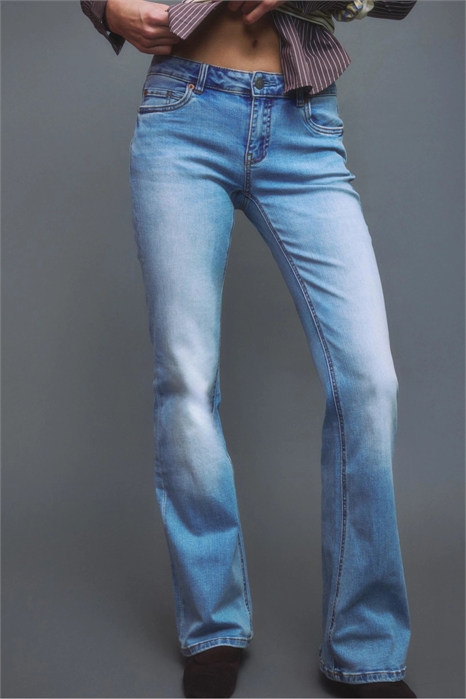 Джинсы D67 с зауженным кроем и расклешенными штанинами артикул 155714778