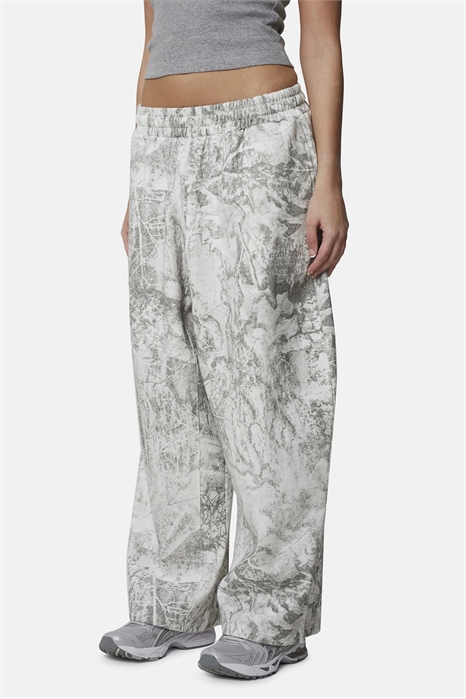 Широкие джоггеры в камуфляжном стиле с вышитым логотипом артикул 156412356