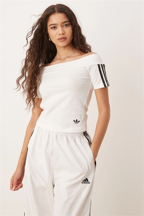 Футболка Adicolor с открытыми плечами и короткими рукавами артикул 148336473