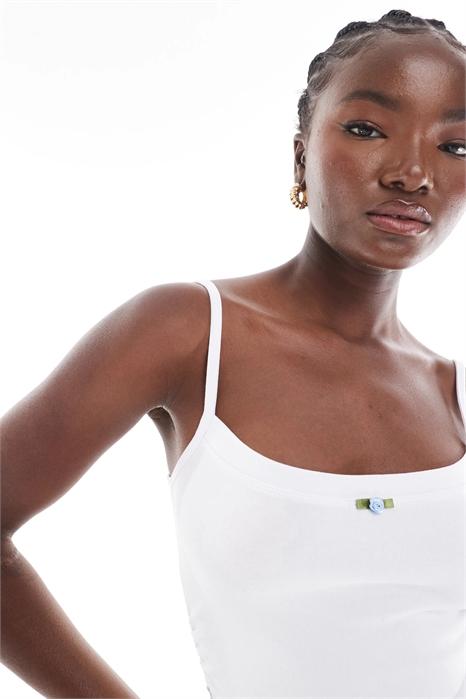 Белая майка на бретельках с розеткой артикул 140465711