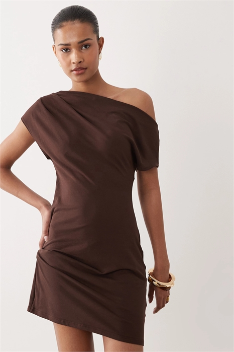 Мини-платье с асимметричным плечом и рюшами артикул 152230719