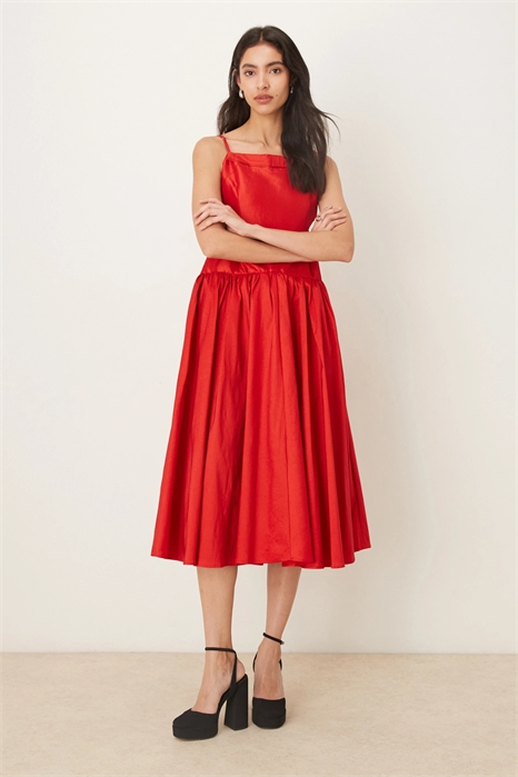 Платье средней длины из тафты с квадратным вырезом и заниженной талией от Quartet артикул 153080670