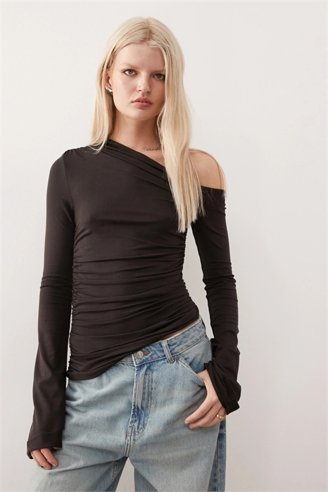 Топ с асимметричным вырезом на плече и длинными рукавами артикул 150427479