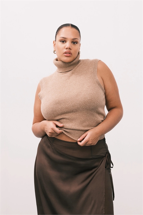 ASOS DESIGN: облегающий жилет средней плотности с высоким воротником для полных co-ord артикул 152317485