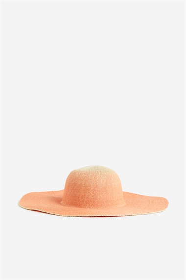 Соломенная шляпа с широкими полями