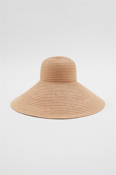 Соломенная шляпа с широким ободком