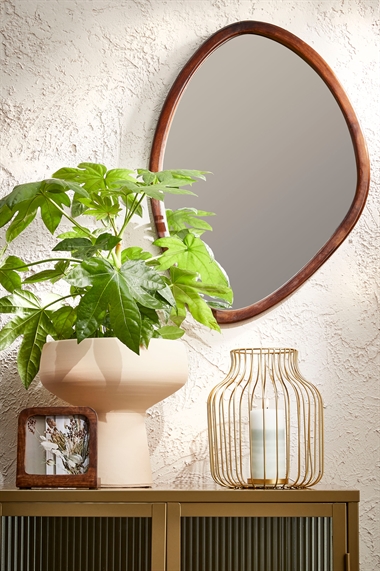 Асимметричное зеркало в деревянной раме