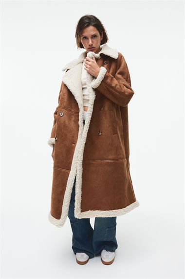 Двубортное пальто с плюшевой подкладкой