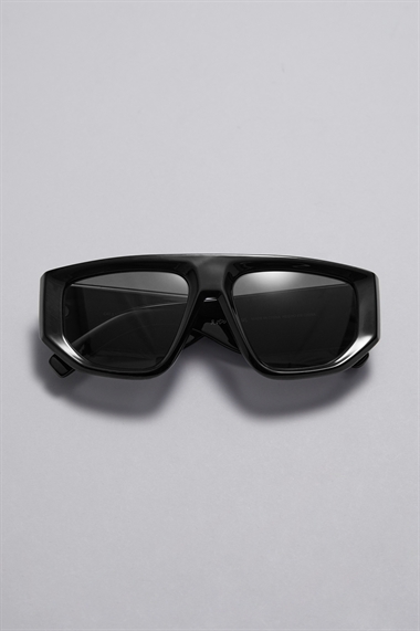 Солнцезащитные очки с D-образной оправой