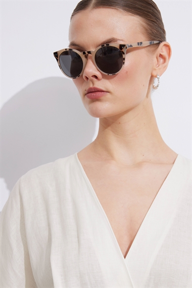 Классические солнцезащитные очки с круглой оправой