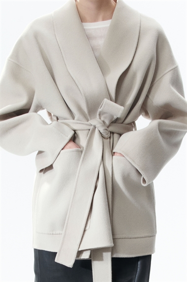 Шерстяное пальто с галстучным поясом