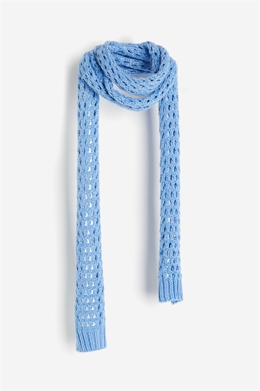 Узкий шарф из ажурного трикотажа